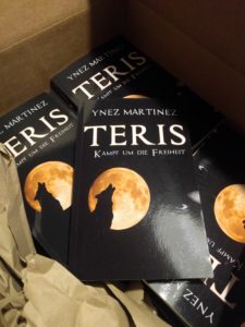 Einen Karton voller Bücher
