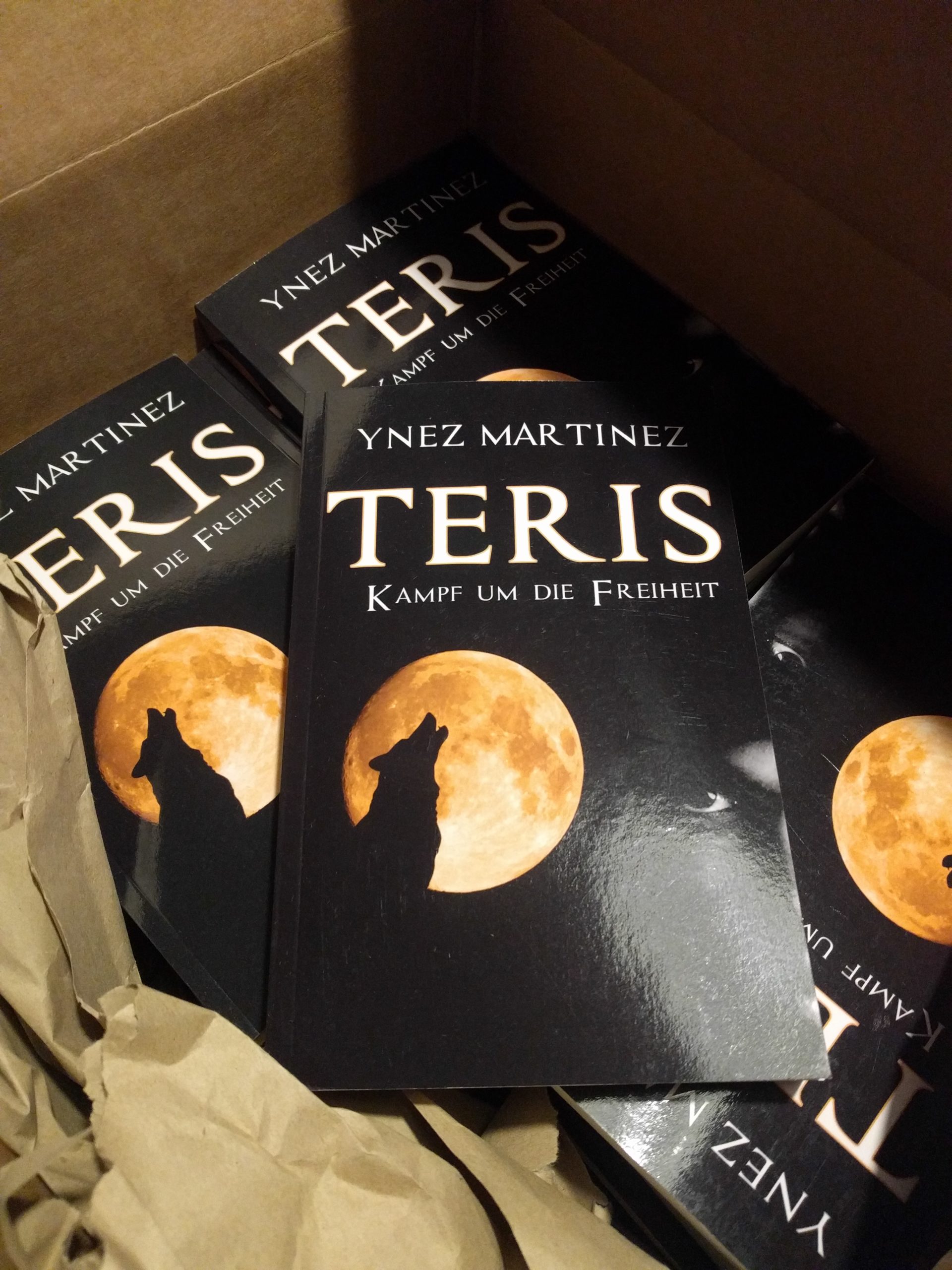 Einen Karton voller Bücher